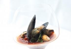 Mussels in Red Wine and Roasted Garlic